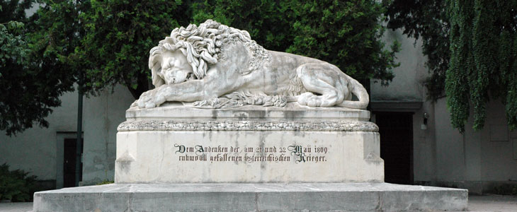 Bild: Statue eines schlafenden Löwen